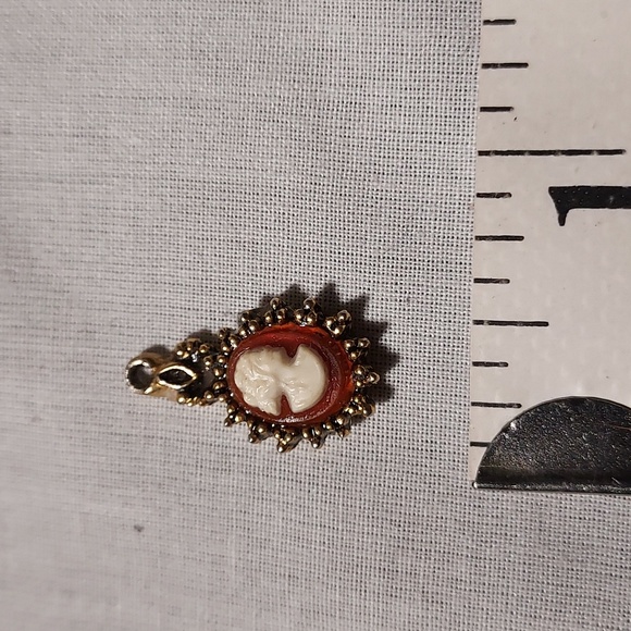 Vintage Carved Cameo Style Screw Back Earrings & Matching Pendant - Picture 13 of 14